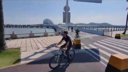 华文媒体代表在第十五届全运会滨海赛道骑行 尽览珠海浪漫风采