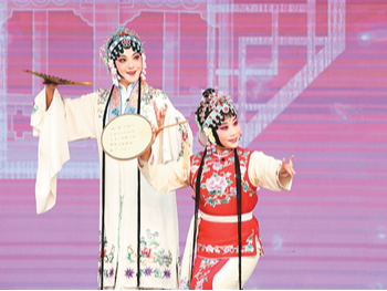 秋色满园戏韵浓