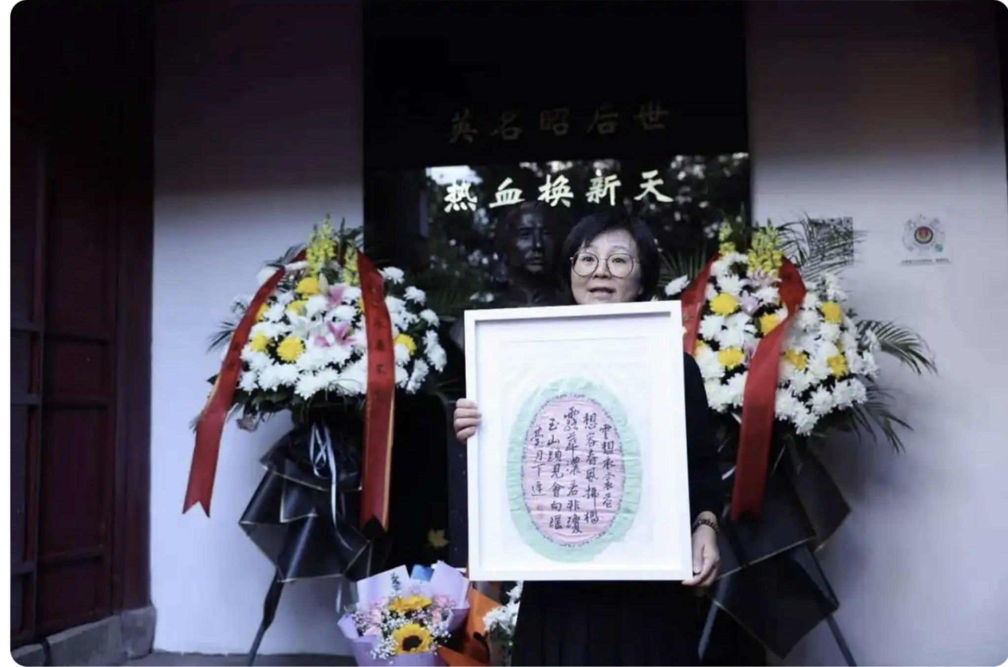 △朱枫烈士孙女朱容瑢捐赠奶奶亲手绣的镜罩。