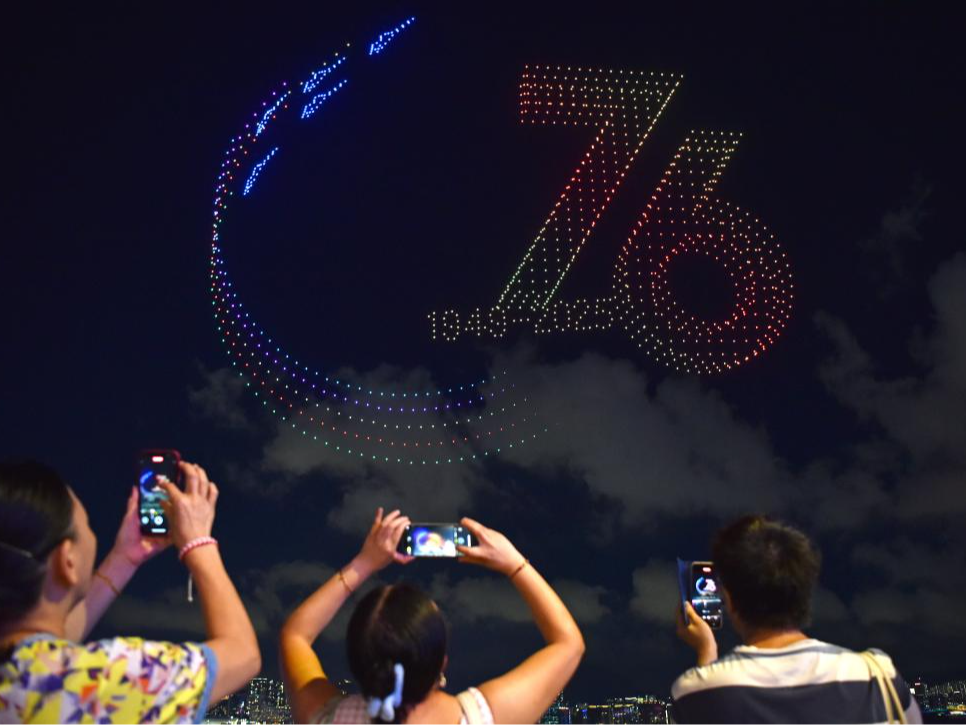 香港举行大型无人机汇演庆祝新中国华诞