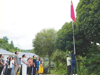 深山农家院 国旗飘扬三十七年（文化中国行）