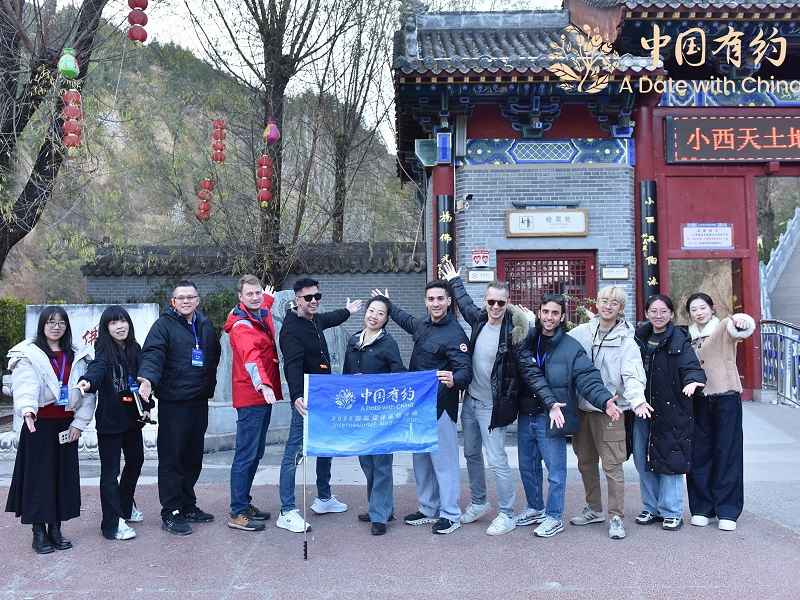 中国有约｜国际友人打卡临汾小西天 悬空彩塑铸就“别有天”奇境