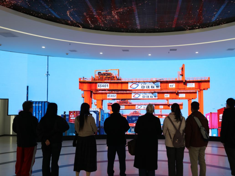 【2025打卡中国】中老“立体互联”有多硬核？老挝网红在郑州亲眼见证