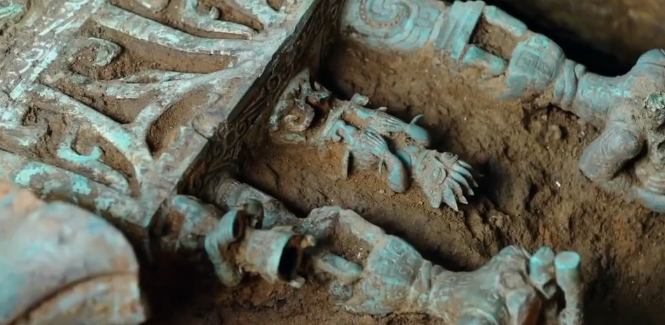 △三星堆八号祭祀坑出土的部分青铜神坛。