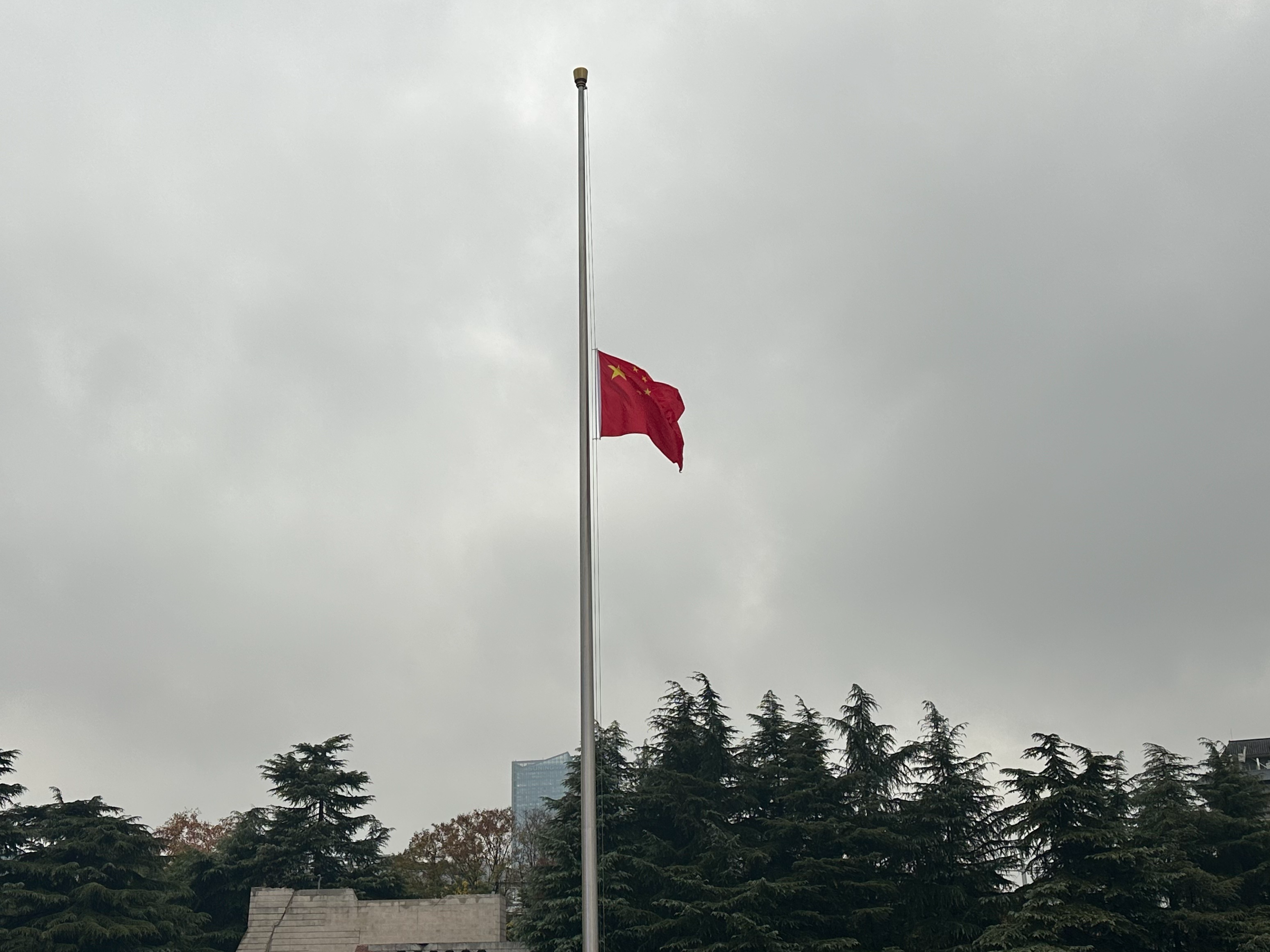 视频丨侵华日军南京大屠杀遇难同胞纪念馆举行升国旗和下半旗仪式