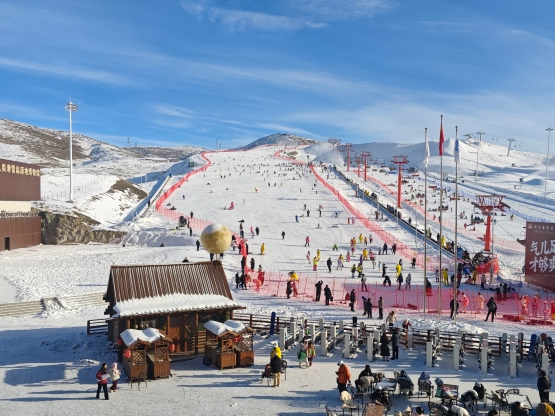 雪山变“金山” 阿勒泰冰雪经济“燃”力全开