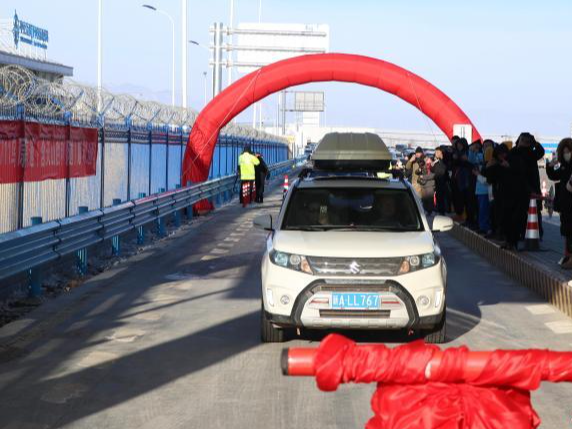 大道穿天山 新疆南北不再远