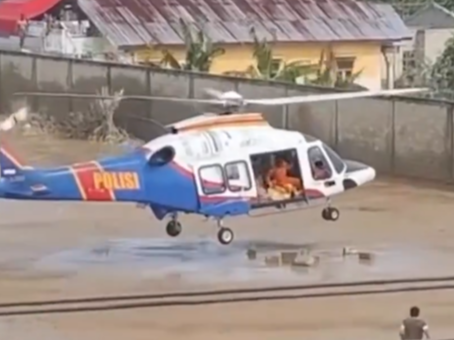 印尼遭洪灾侵袭：救援直升机无法降落 物资在半空中被扔进积水