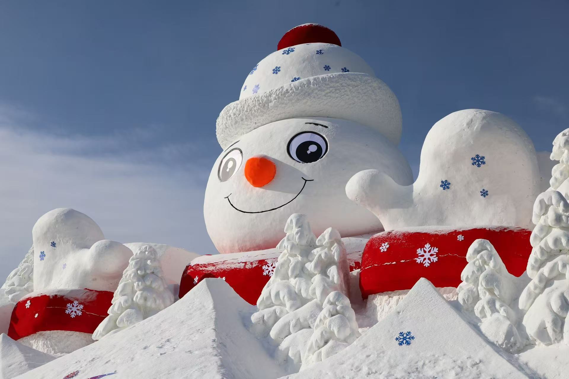 亚布力赛区亚冬氛围满满 巨型雪人成网红打卡点