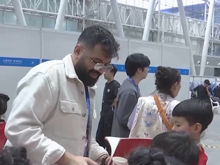 亚冬会闭幕式彩排后台 他们被沙特演职人员直呼“太可爱了”