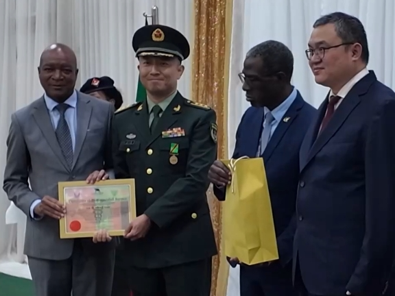 赞比亚国防部为中国援赞第27批军医组授勋