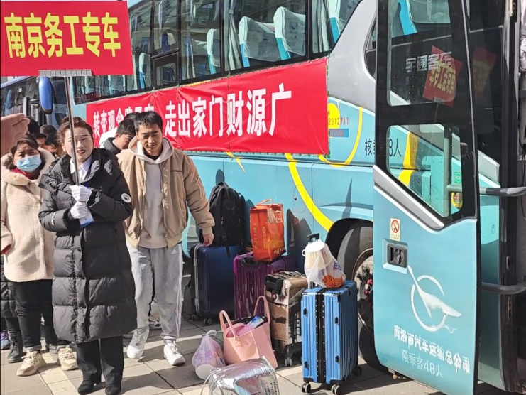 【侠客岛丨凡人歌】春风大巴送车人