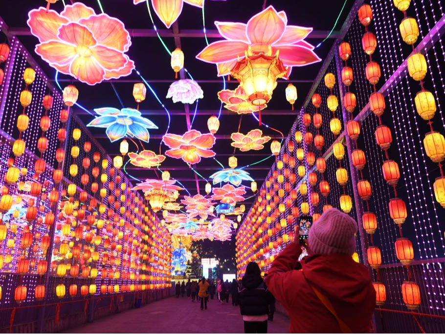 新华财经丨文化年味浓助力新春消费热