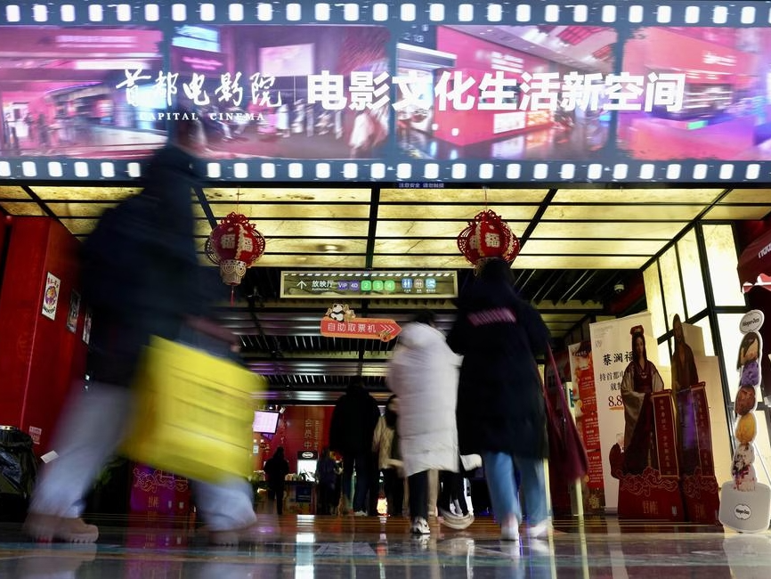 外媒：中国2025年春节档电影总票房与观影人次创纪录
