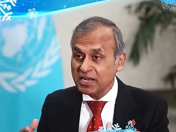 五彩亚冬丨 翠影紫梦、冰晶蓝……这样的冰雕建筑群一看就很梦幻