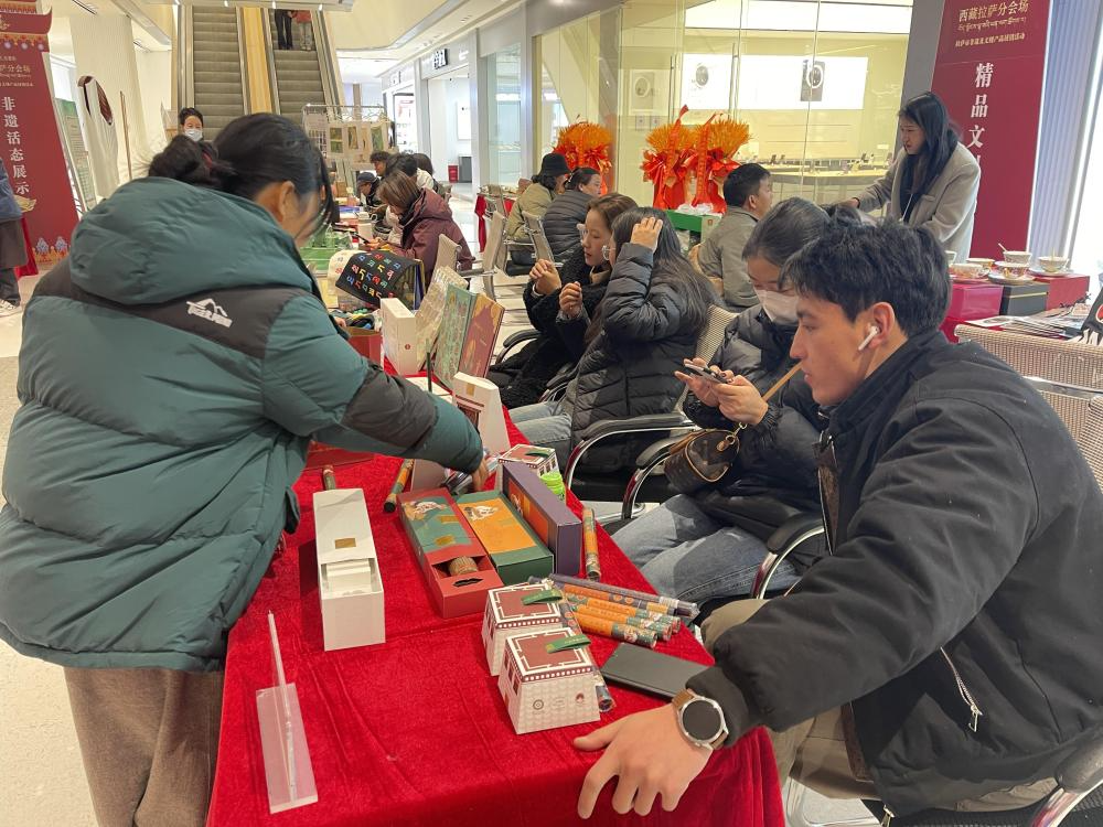 西藏：消费热潮点亮高原新春