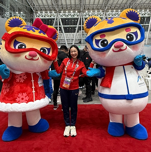 泰国运动员亚冬会开幕式上与志愿者开心击掌 见到吉祥物笑容满面