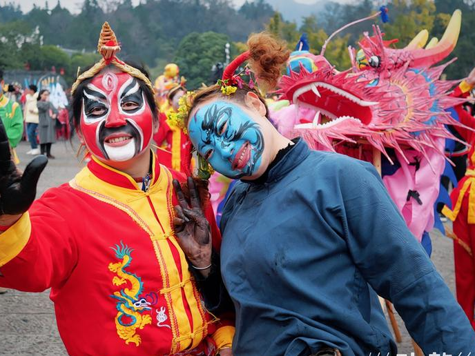 “村”意盎然的中国丨和“龙”一起长大的孩子：让千年非遗腾跃天地间