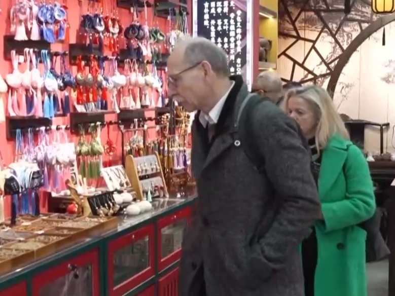 永远看不够！电影魅力引热潮 外国友人来华体验中国文化