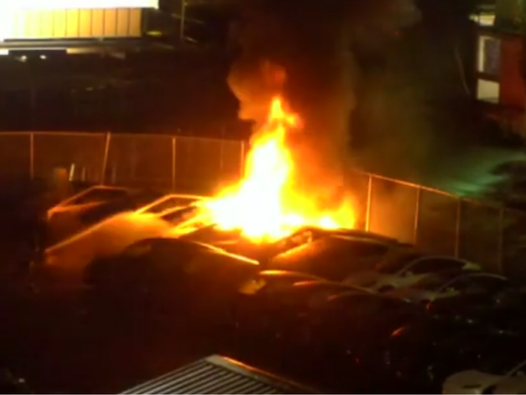 美国发生多起特斯拉破坏事件：店铺遭枪击 被喷“拒绝马斯克”标语