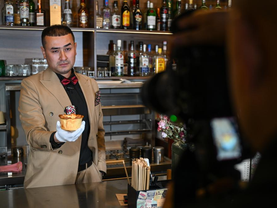 “馕言文”火出圈，新疆小伙花式助农走红