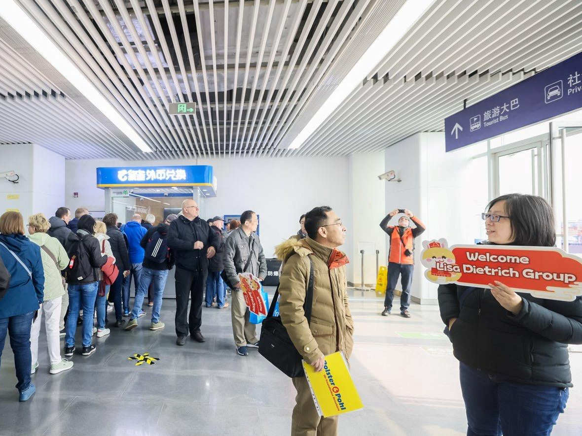 再创纪录 上海吴淞口国际邮轮港单日入境4800名外籍游客