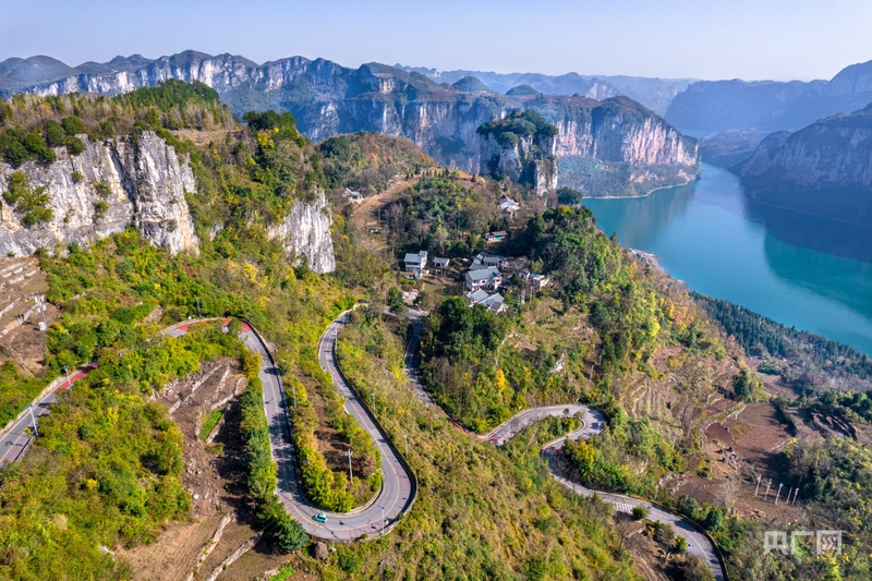 【乡路上，感受脉动中国】天堑变通途 苗绣“出山”又“出圈”