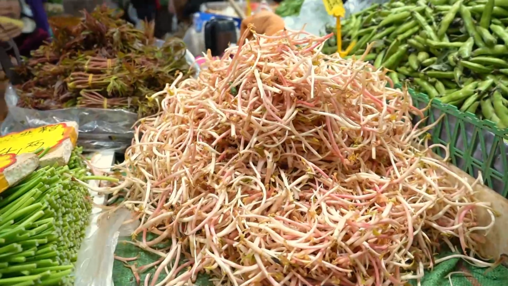 国外游客“逛菜场”成体验云南新方式