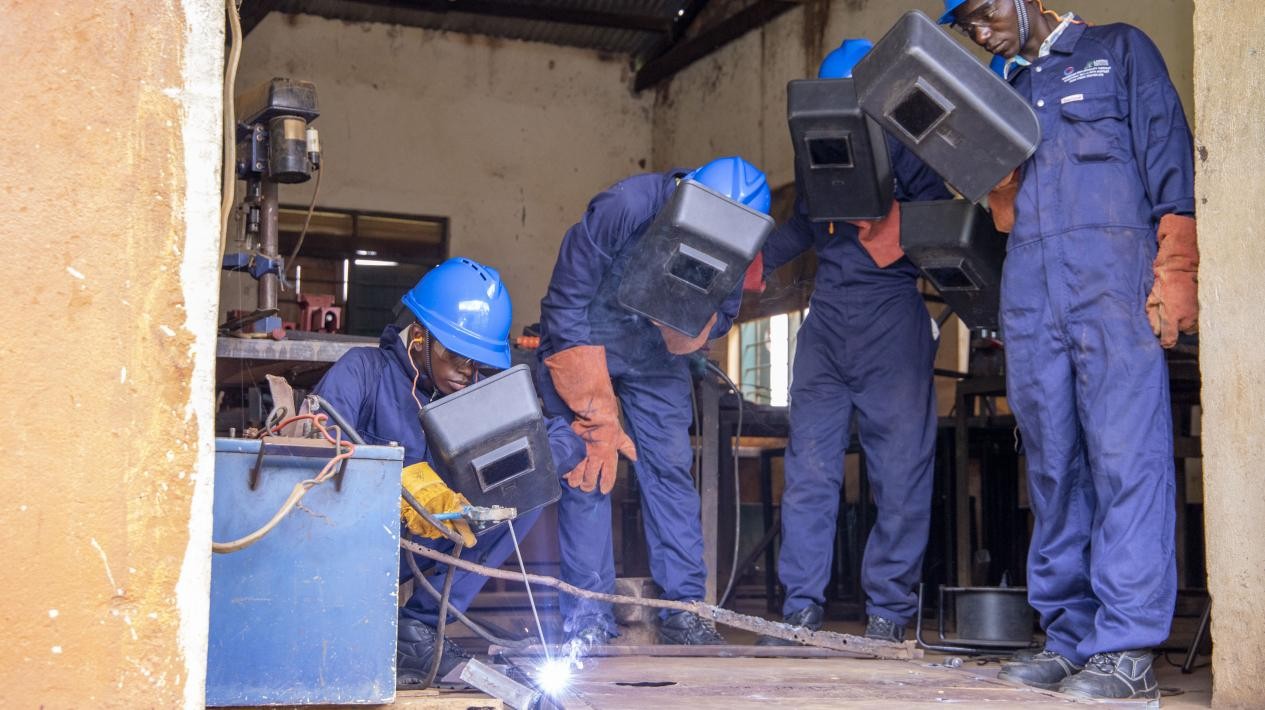 从油田到“民生田”：中企为乌干达减贫事业开辟新路径
