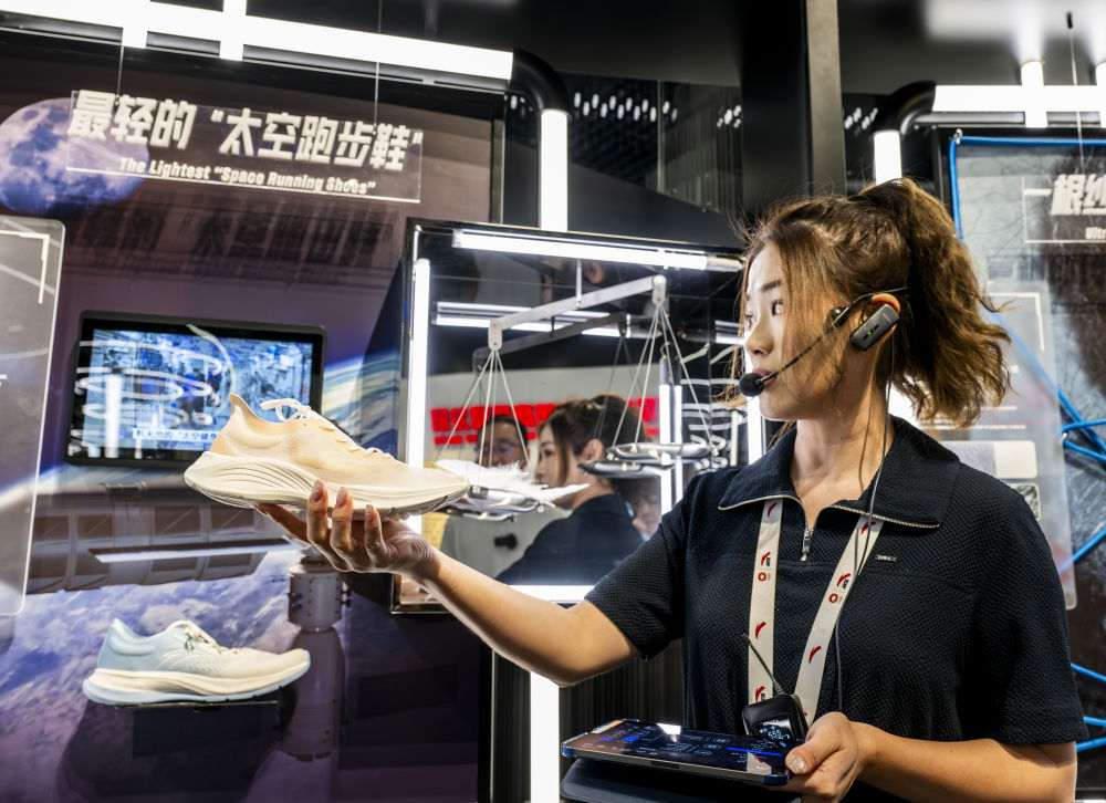 中国经济样本观察·“镇”了不起｜超10亿双！一双鞋“踩”出500亿元大产业