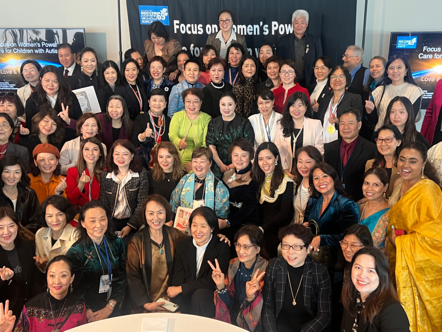 表彰杰出女性 关爱孤独症⼉童