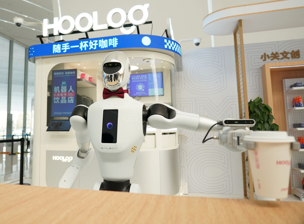 新华全媒+丨科技办会——探馆2025中关村论坛年会