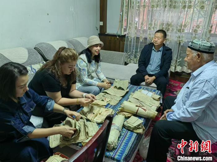 米娜瓦尔·艾比布拉代表：让少数民族古籍文字“活起来”