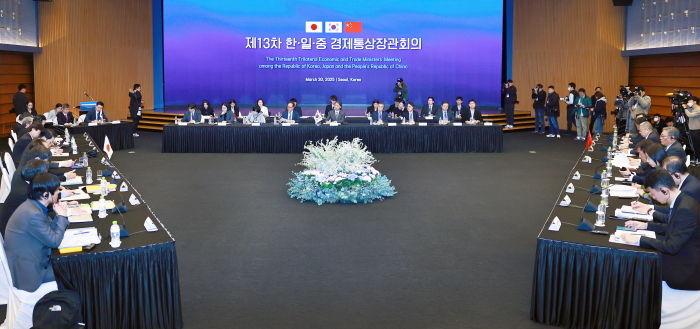 海外网评：时隔5年半，中日韩经贸合作掀新篇