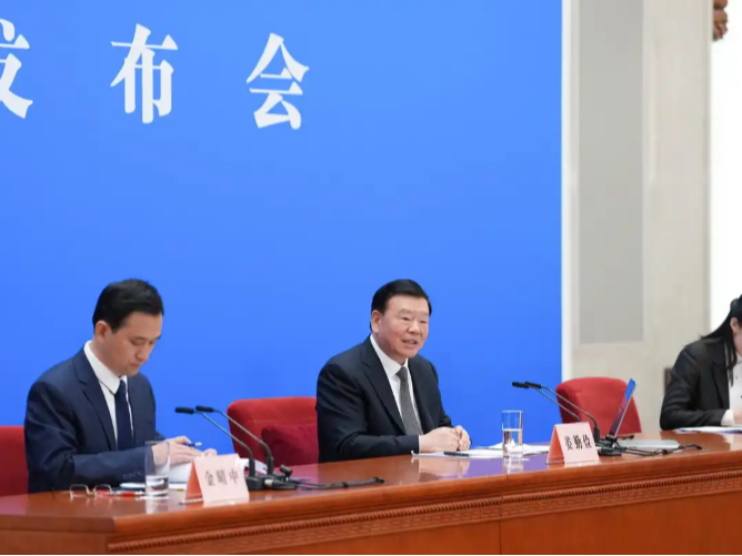 外媒：中国两会聚焦AI发展