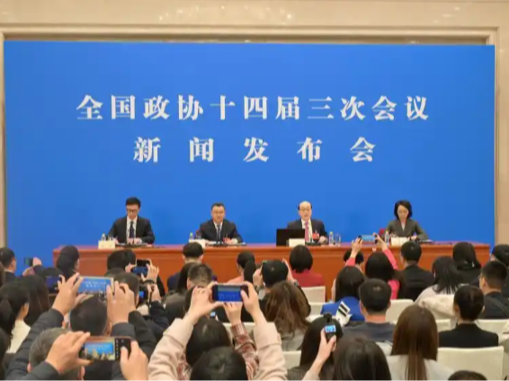 海外记者期待通过两会了解中国发展蓝图