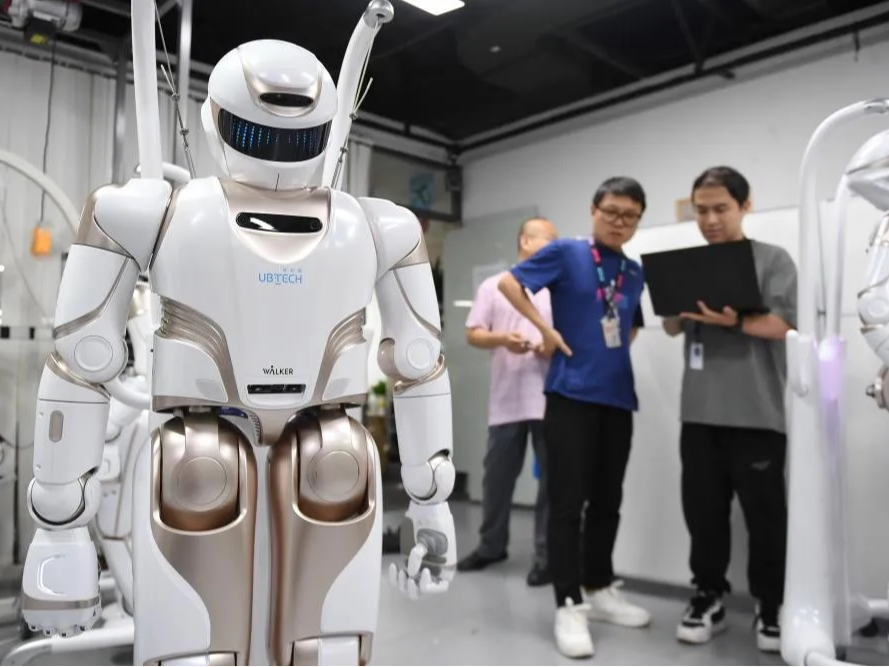 【侠客岛】“AI东风”汇入“两会春风” | 两会观察②