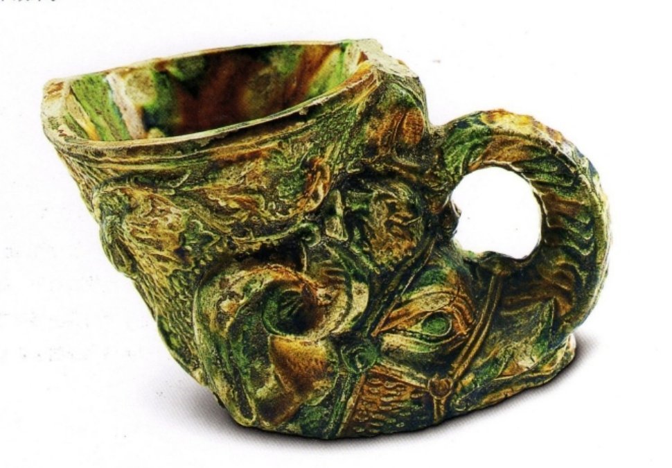 △唐·三彩象首杯，陕西历史博物馆藏。