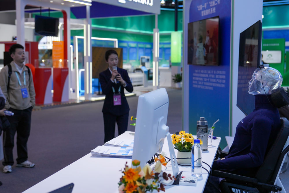 中关村探“新”：看得见、摸得着、走起来！AI“硬科技”助残新力量