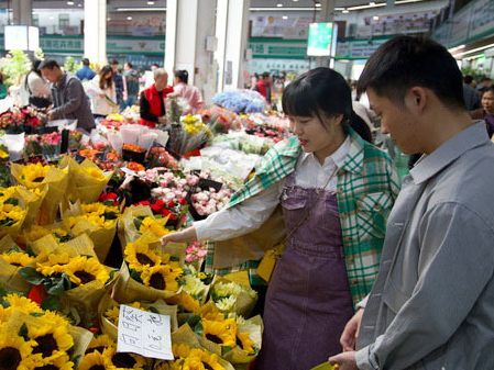 中经评论：“花为媒”，激活经济“一池春水”