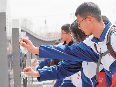 徒步百里祭英烈 听听他们心里话（深聚焦）