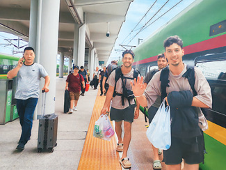 更多外国朋友“打卡”春日中国（环球热点）