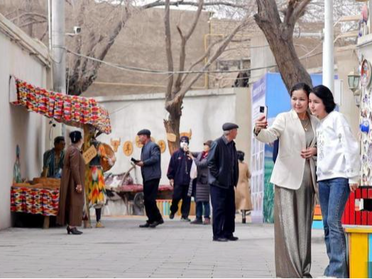 老街成文旅“新宠” 新疆“小巷经济”显活力