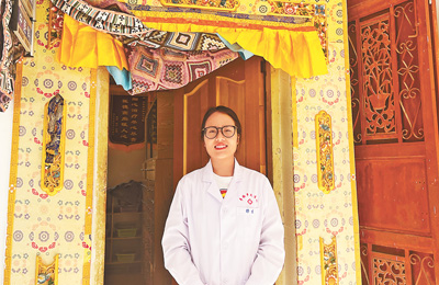 她的手，被村民攥得紧紧的（报效祖国 建功西部）