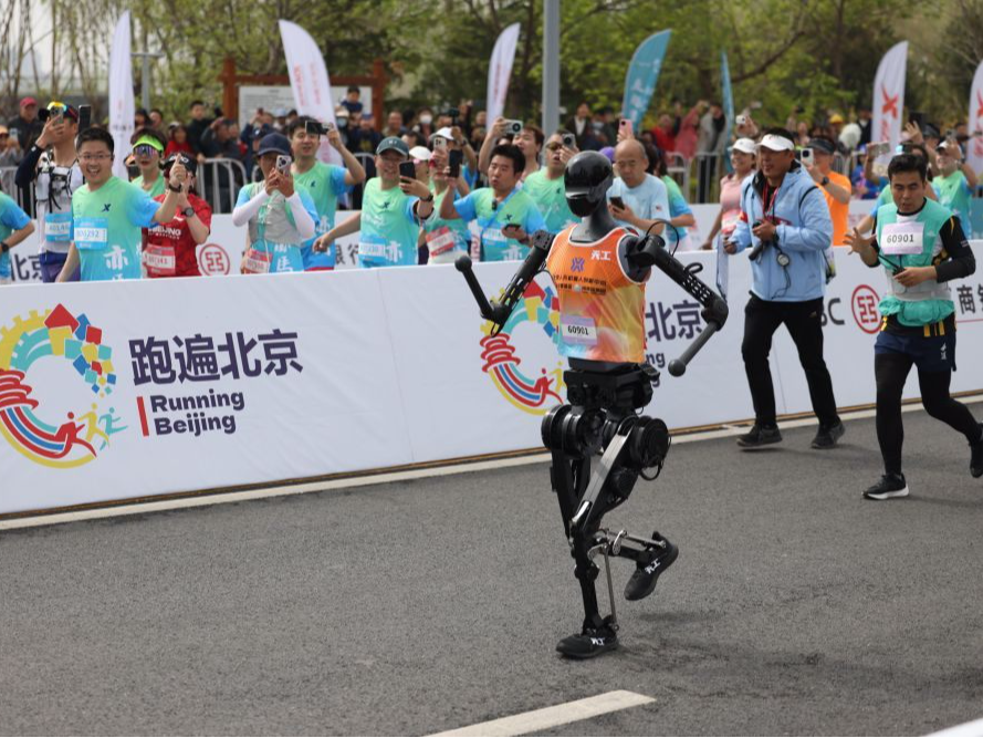 海评面：“这是机器人首次与人类并肩赛跑”