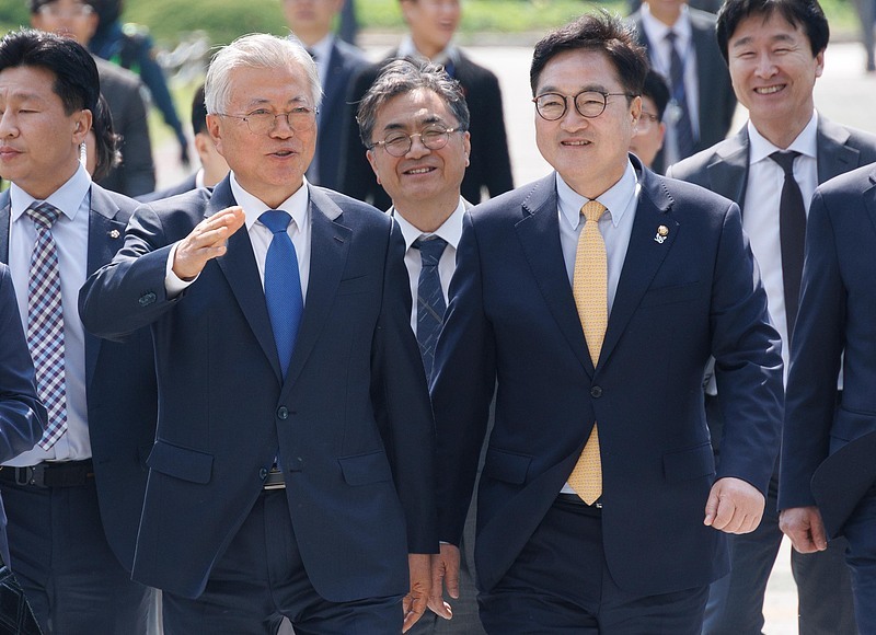 △4月25日，文在寅与禹元植前往国会图书馆参加活动。