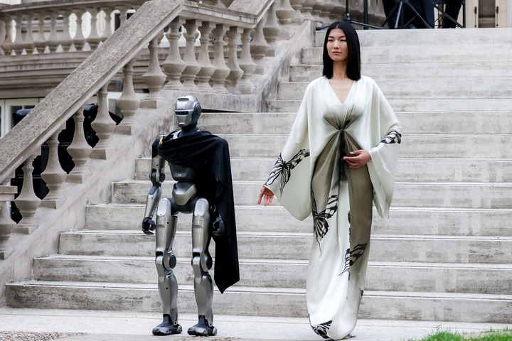 AI遇到时尚，中国服装业开启“趣”与“美”