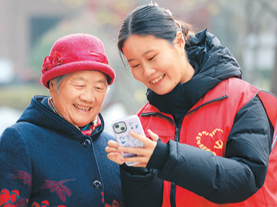 “银发族”追剧很舒心