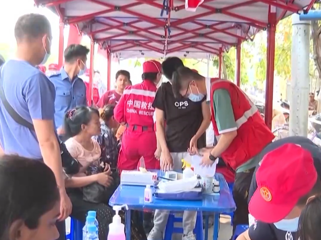 把医疗送到灾民身边 中国救援队伍在缅甸曼德勒市街头义诊