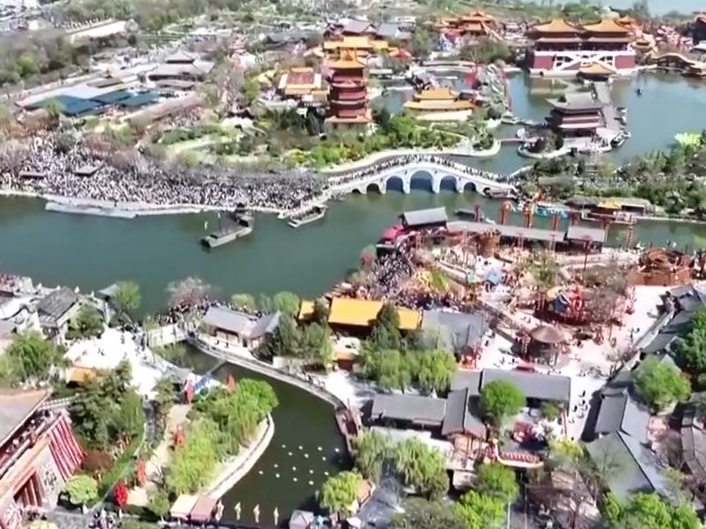 春和景明 游客尽享浓浓春意